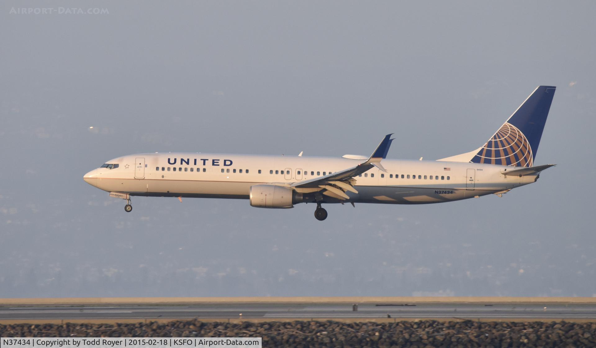 N37434, 2009 Boeing 737-924/ER C/N 33528, Landing at SFO