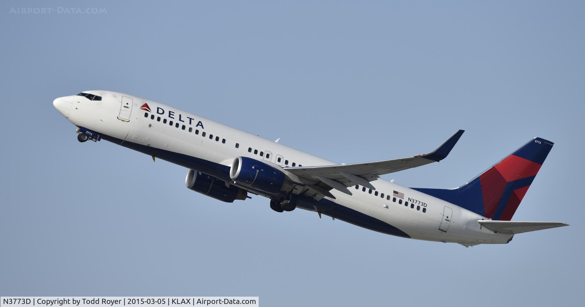 N3773D, 2010 Boeing 737-832 C/N 30825, Departing LAX on 25R