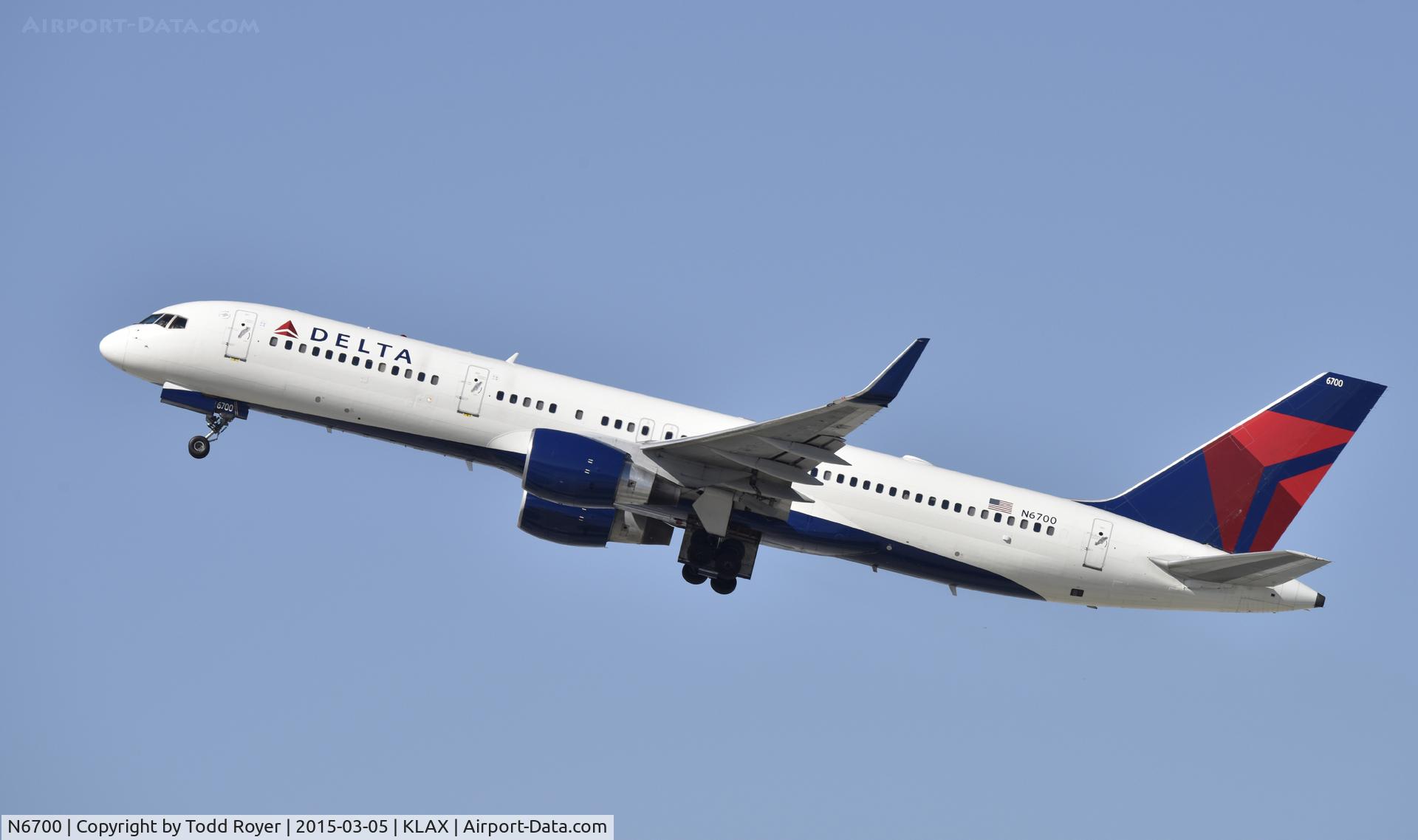 N6700, 1999 Boeing 757-232 C/N 30337, Departing LAX on 25R