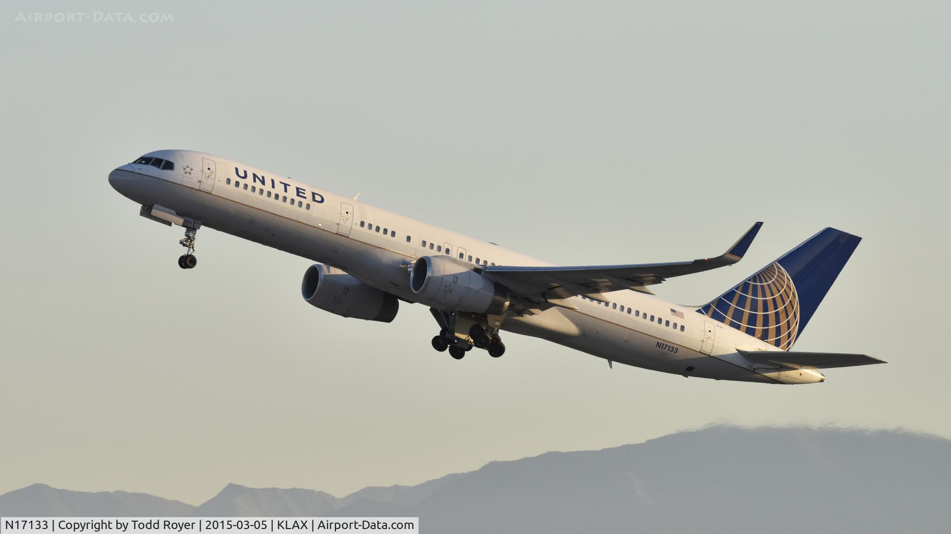 N17133, 1998 Boeing 757-224 C/N 29282, Departing LAX on 25R