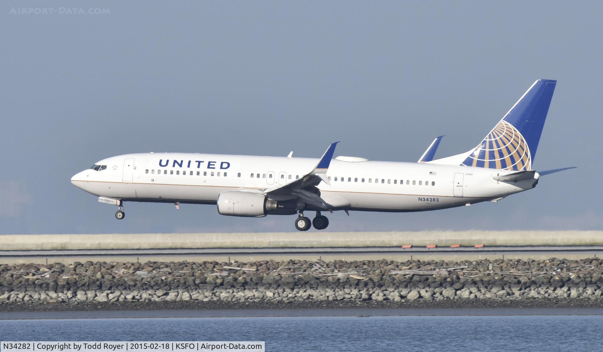 N34282, 2004 Boeing 737-824 C/N 31634, Landing at SFO