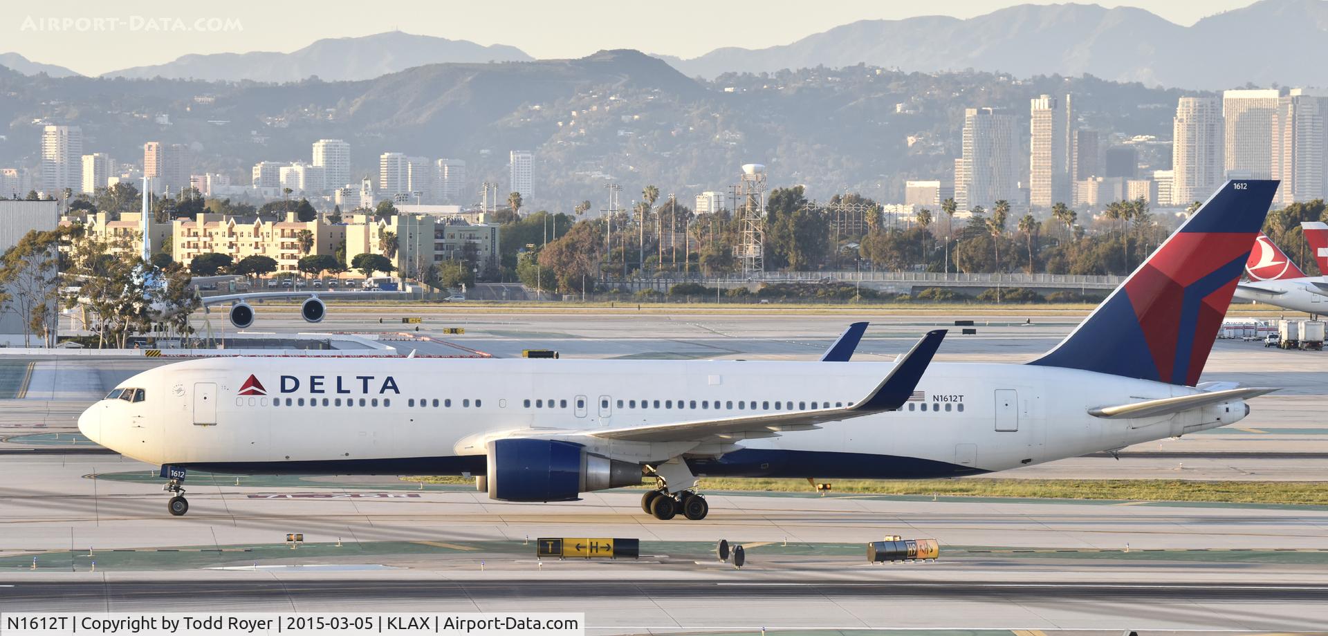 N1612T, 2001 Boeing 767-332 C/N 30575, Taxiing at LAX