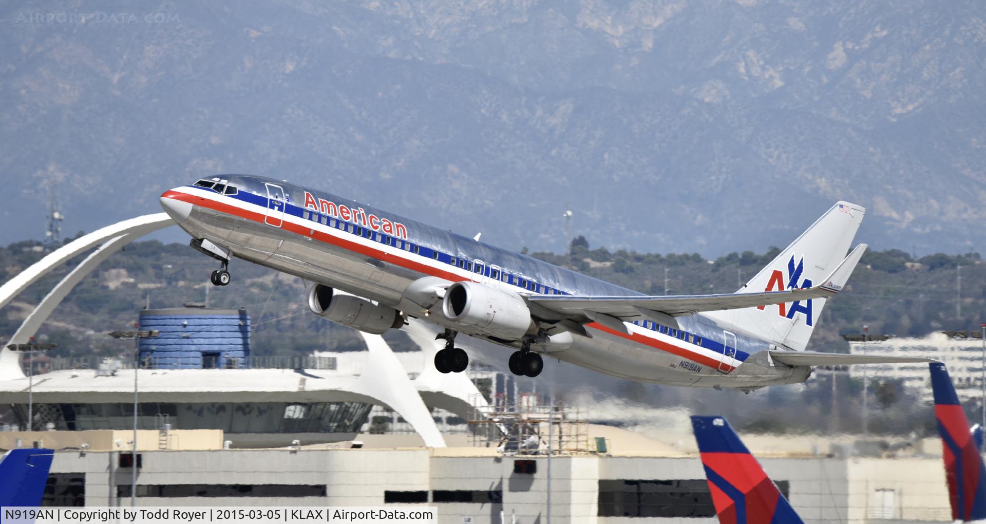 N919AN, 1999 Boeing 737-823 C/N 29520, Departing LAX on 25R
