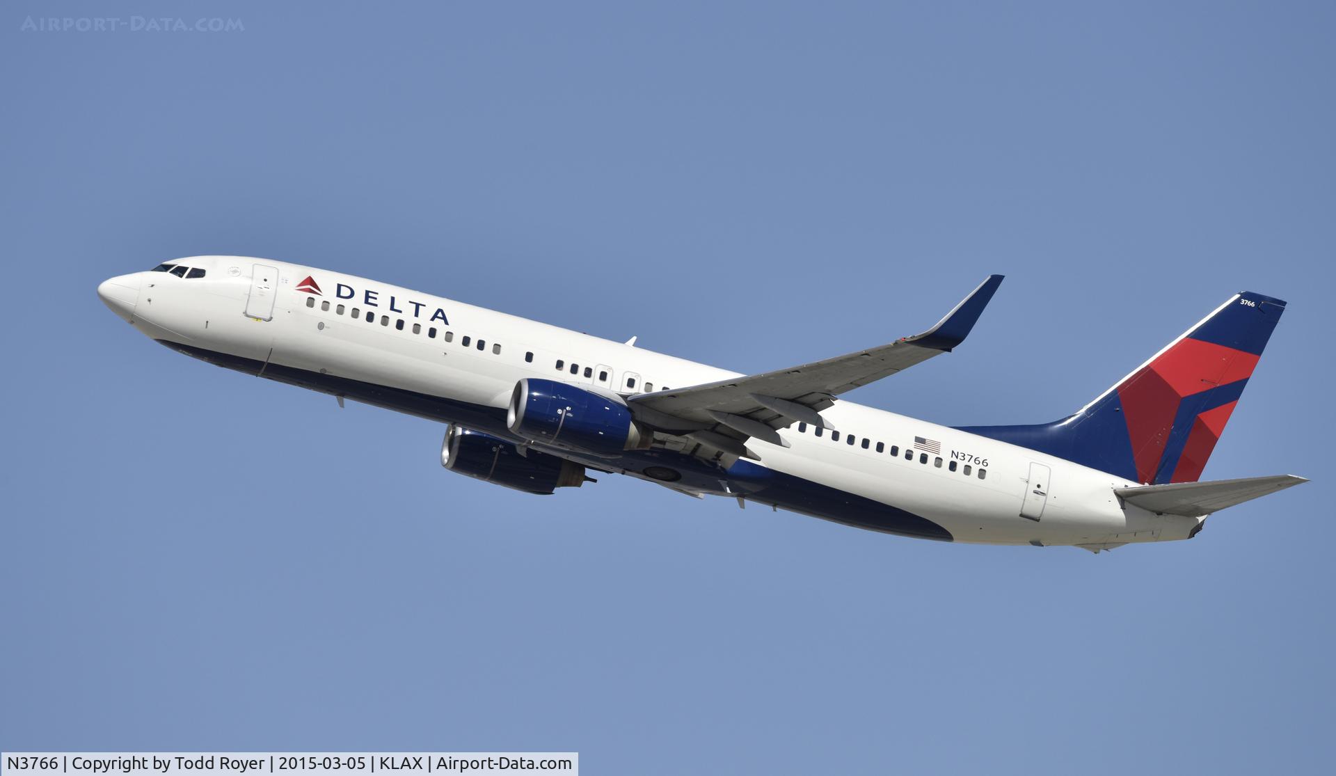 N3766, 2001 Boeing 737-832 C/N 30820, Departing LAX on 25R