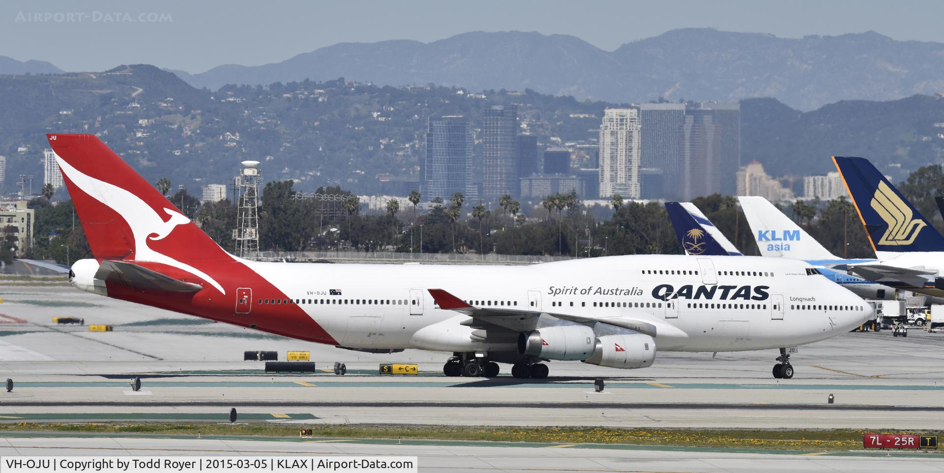 VH-OJU, 1999 Boeing 747-438 C/N 25566, Taxiing to gate at LAX