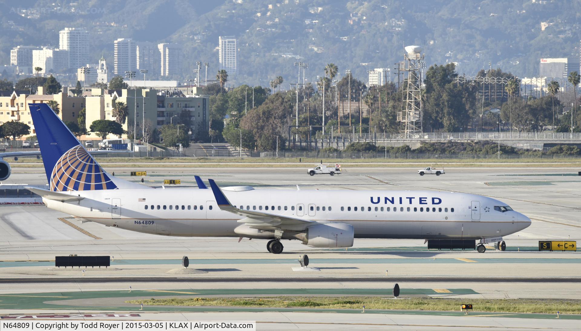 N64809, 2013 Boeing 737-924/ER C/N 42821, Taxiing to gate at LAX