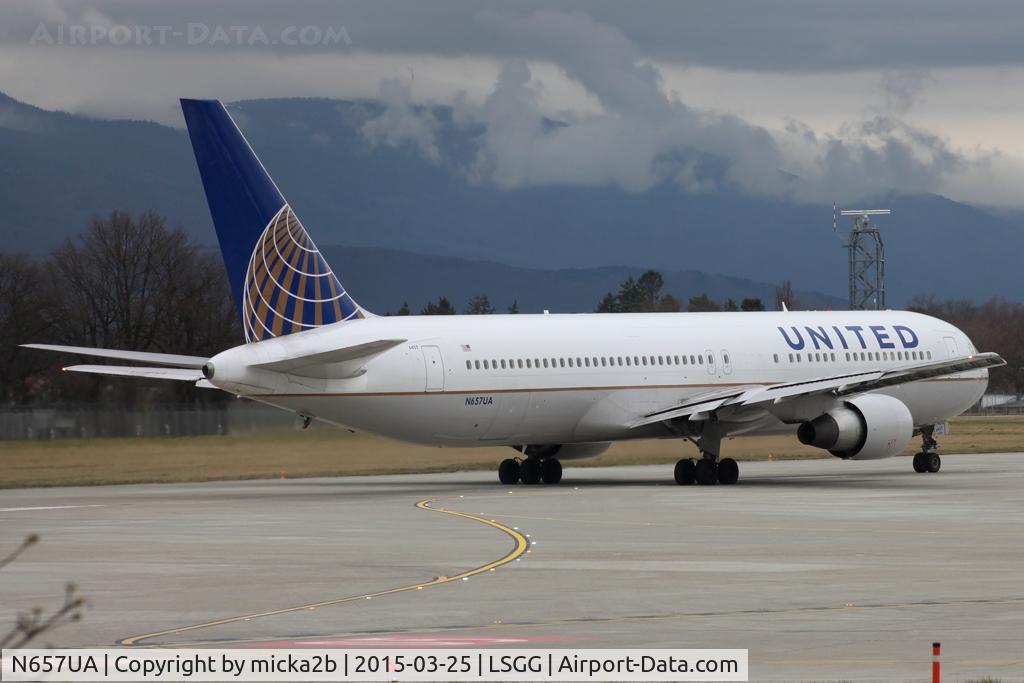 N657UA, 1993 Boeing 767-322 C/N 27112, Taxiing