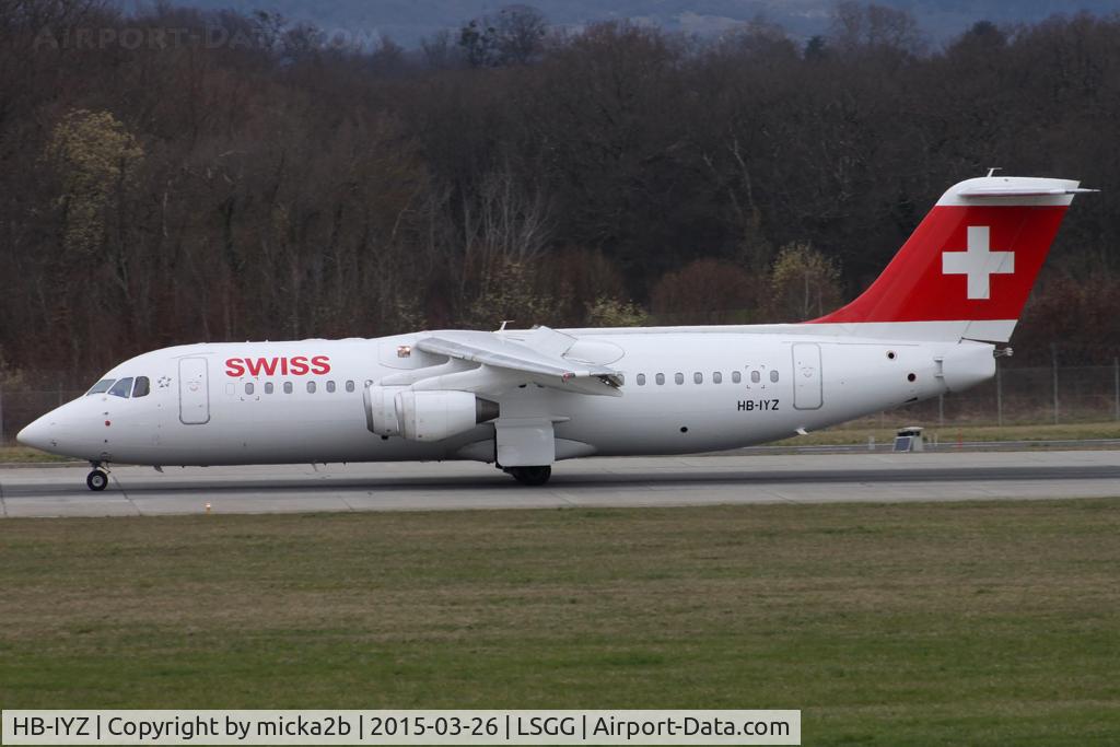 HB-IYZ, 1998 British Aerospace Avro 146-RJ100 C/N 0338, Taxiing