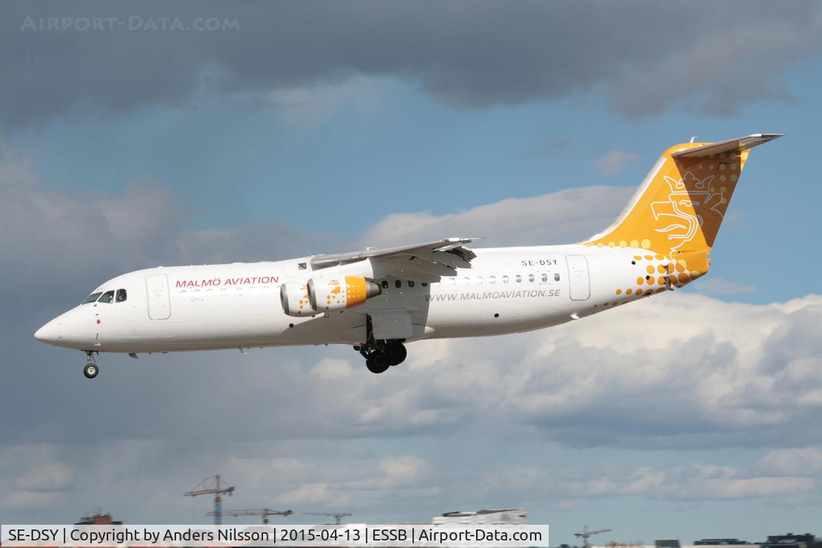 SE-DSY, 1995 British Aerospace Avro 146-RJ100 C/N E3263, Short final runway 30.