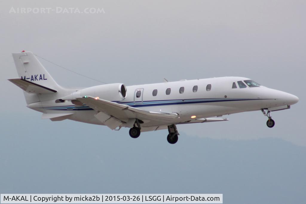 M-AKAL, 2001 Bombardier Challenger 604 (CL-600-2B16) C/N 5520, Landing