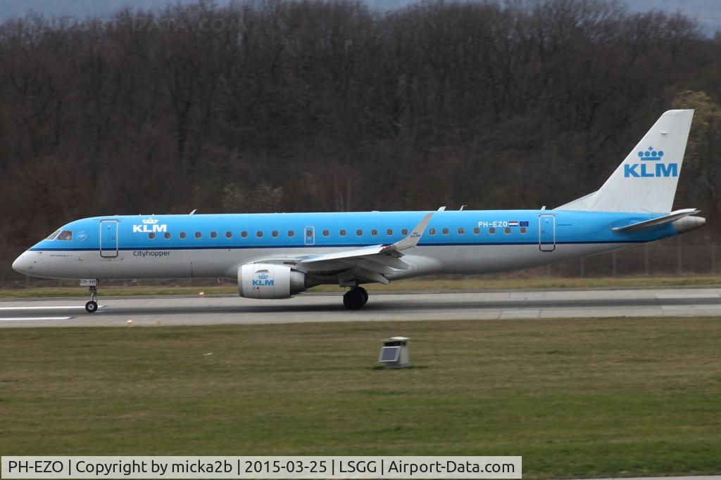 PH-EZO, 2010 Embraer 190LR (ERJ-190-100LR) C/N 19000345, Taxiing