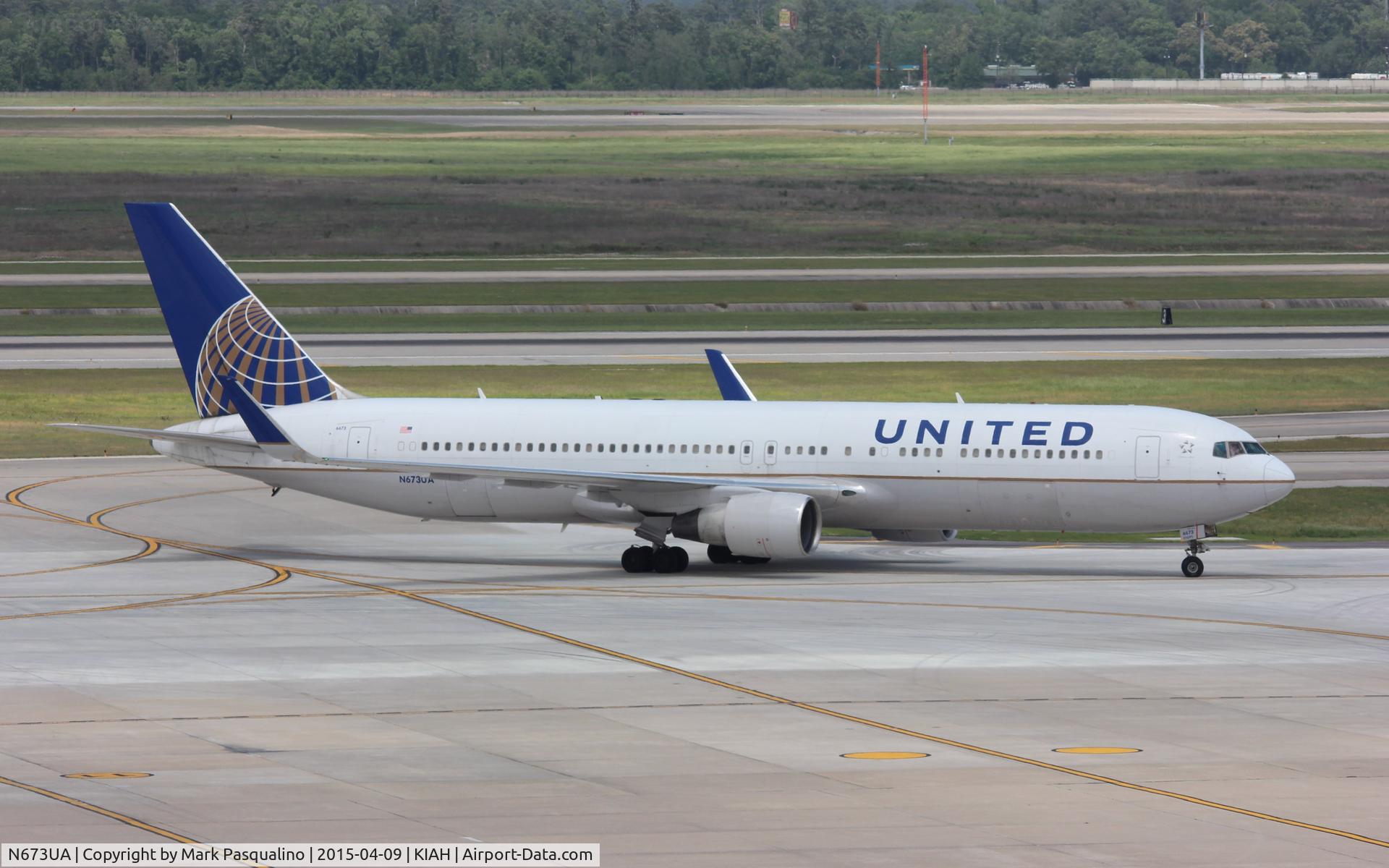 N673UA, 2000 Boeing 767-322 C/N 29241, Boeing 767-300