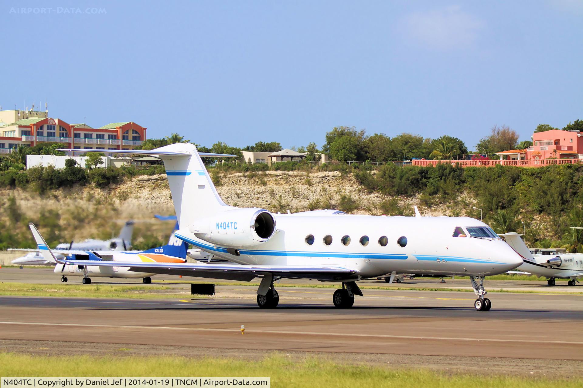 N404TC, 2000 Gulfstream Aerospace G-IV C/N 1411, N404TC departing TNCM