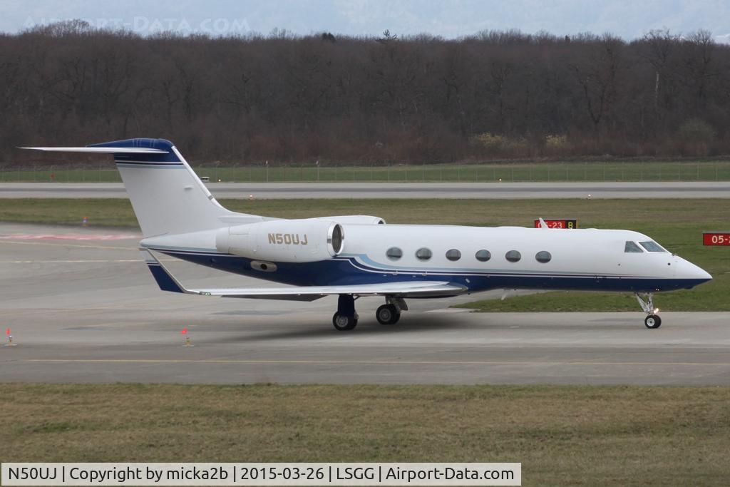 N50UJ, 2006 Gulfstream Aerospace G-IV C/N 4052, Taxiing