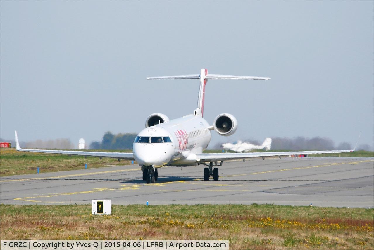 F-GRZC, 2001 Canadair CRJ-702 (CL-600-2C10) Regional Jet C/N 10008, Canadair Regional Jet CRJ-702, Taxiing to boarding area, Brest-Bretagne Airport (LFRB-BES)