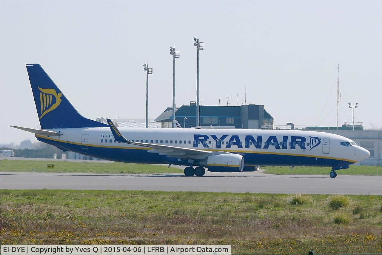 EI-DYE, 2008 Boeing 737-8AS C/N 36568, Boeing 737-8AS, Taxiing to boarding ramp, Brest-Bretagne Airport (LFRB-BES)