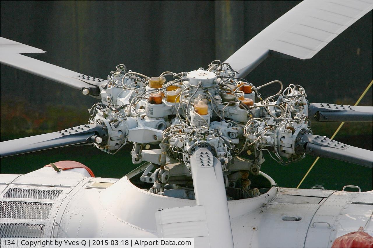 134, Aérospatiale SA-321G Super Frelon C/N 134, Aerospatiale SA-321G Super Frelon , Close view of main rotor head, Naval Base in Brest