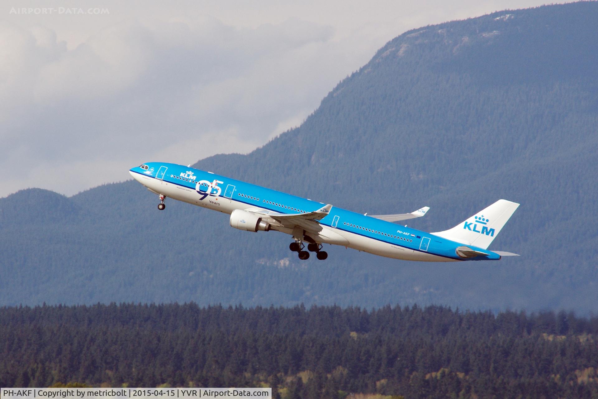 PH-AKF, 2014 Airbus A330-303 C/N 1580, KL682 to AMS. (compare size and location of 
