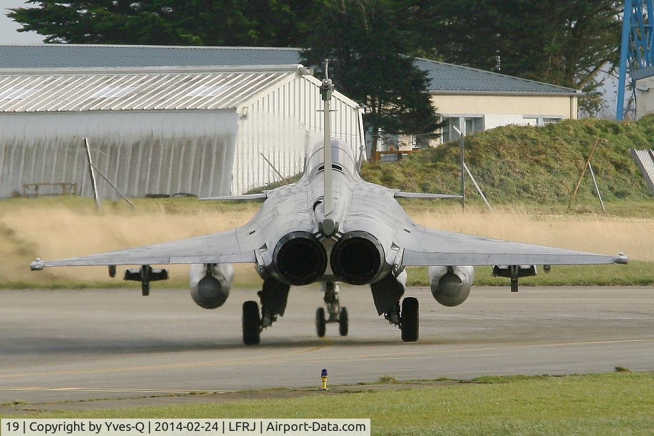 19, Dassault Rafale M C/N 19, Dassault Rafale M, Taxiing after landing rwy 26, Landivisiau Naval Air Base (LFRJ)