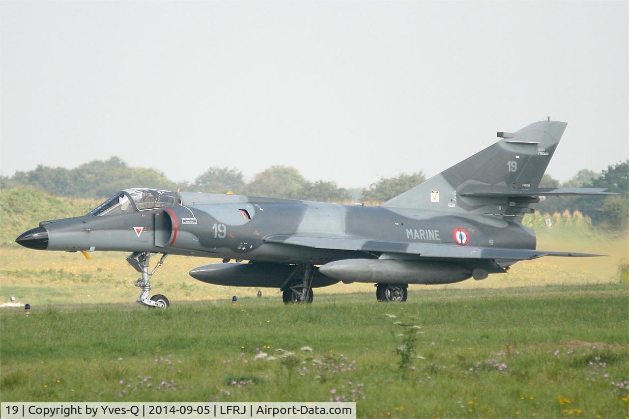 19, Dassault Super Etendard C/N 19, Dassault Super Etendard M, Taxiing to holding point rwy 08, Landivisiau Naval Air Base (LFRJ)