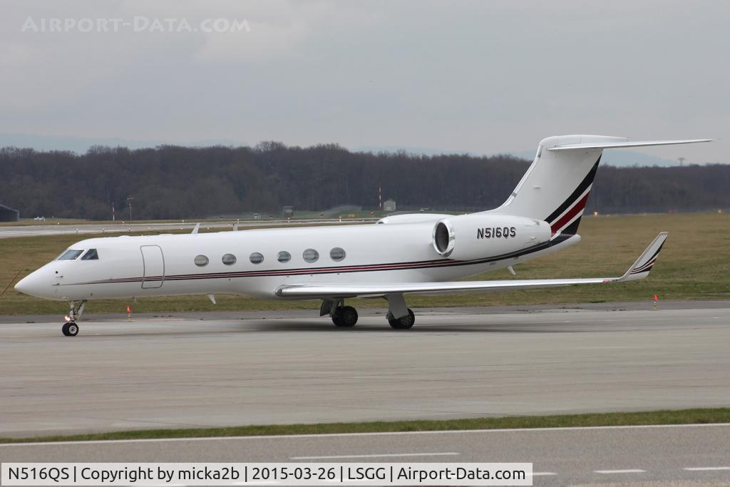 N516QS, 2001 Gulfstream Aerospace G-V C/N 658, Taxiing