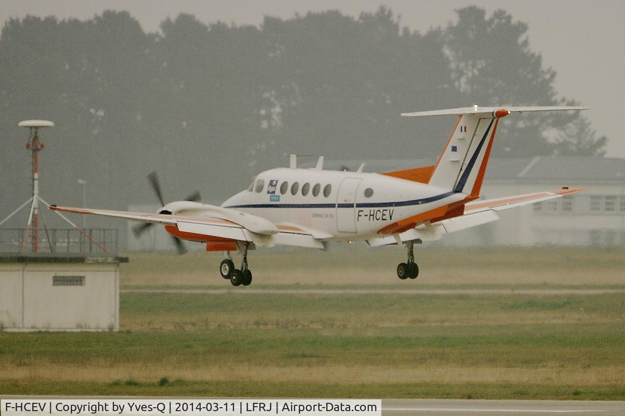 F-HCEV, 2009 Hawker Beechcraft B200GT King Air C/N BY-91, Hawker Beechcraft B200GT King Air, Landing rwy 08, Landivisiau Naval Air Base (LFRJ)