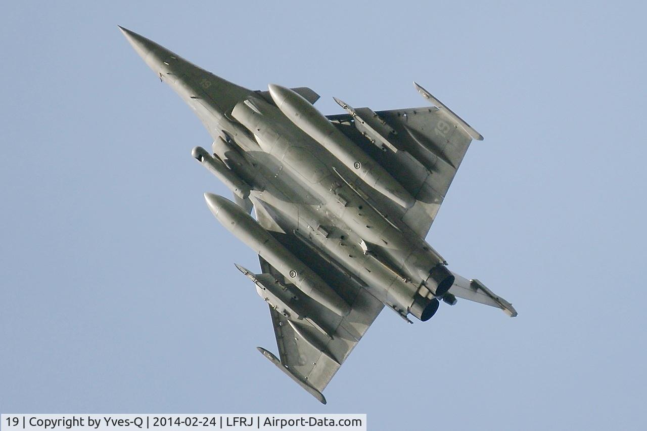 19, Dassault Rafale M C/N 19, Dassault Rafale M performs maneuvers over Landivisiau Naval Air Base (LFRJ)