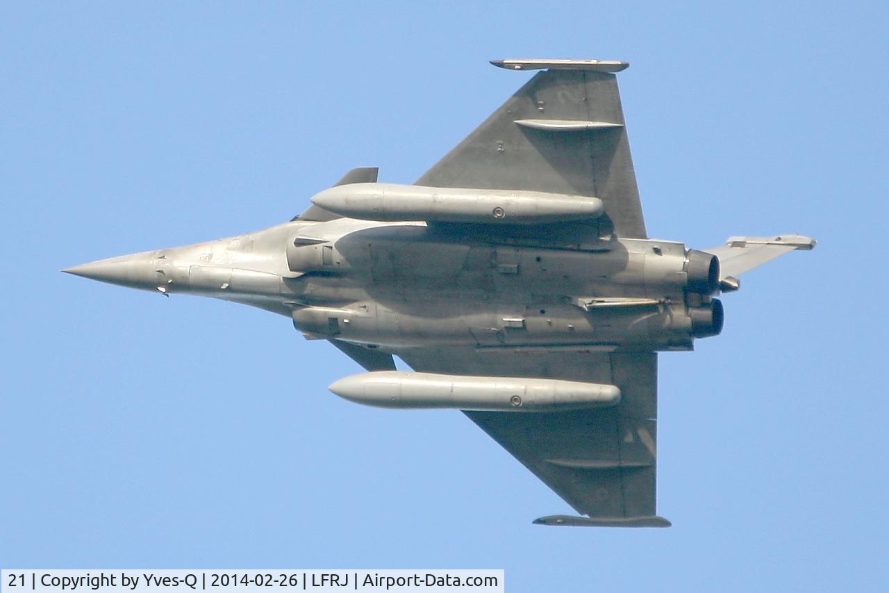 21, Dassault Rafale M C/N 21, Dassault Rafale M performs maneuvers over Landivisiau Naval Air Base (LFRJ)