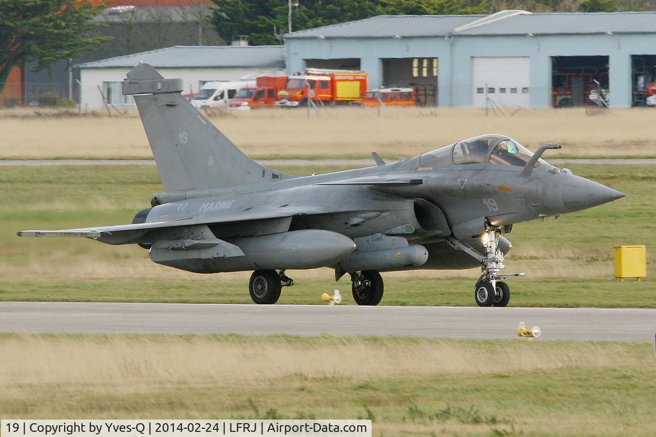19, Dassault Rafale M C/N 19, Dassault Rafale M, Taxiing after landing rwy 26, Landivisiau Naval Air Base (LFRJ)