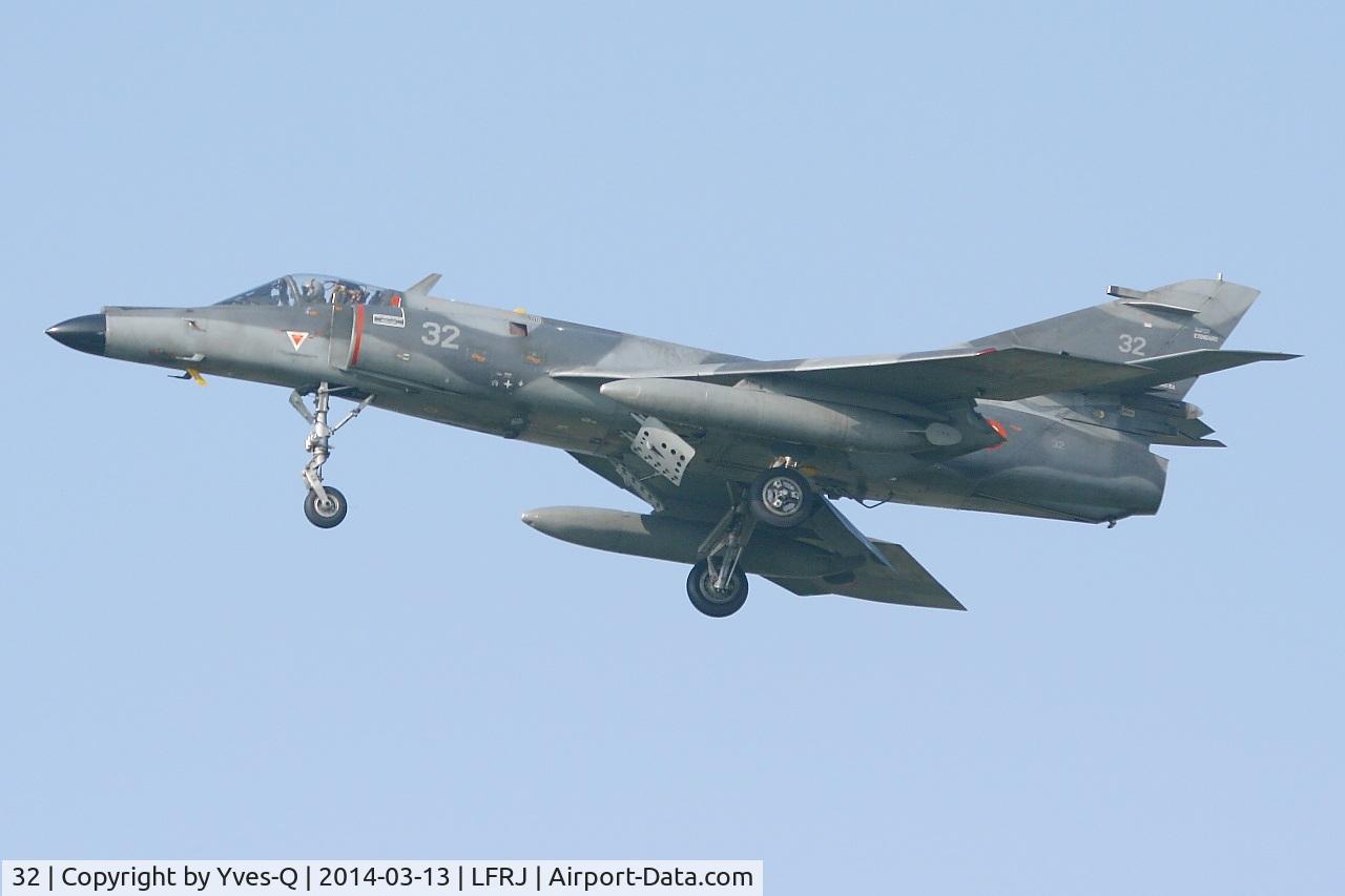 32, Dassault Super Etendard C/N 32, Dassault Super Etendard M, Short approach rwy 26, Landivisiau Naval Air Base (LFRJ)