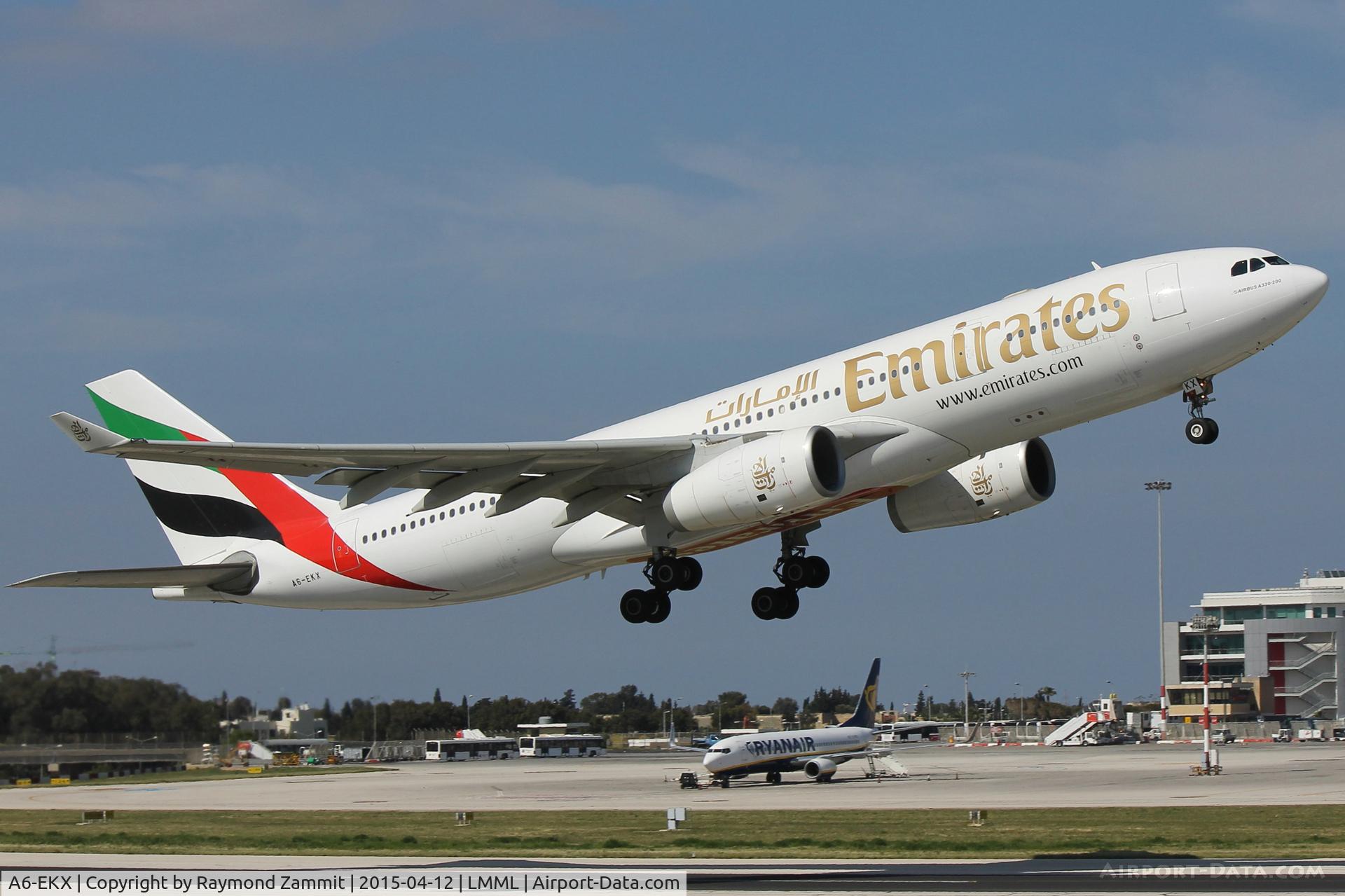 A6-EKX, 2000 Airbus A330-243 C/N 326, A330 A6-EKX Emirates Airlines