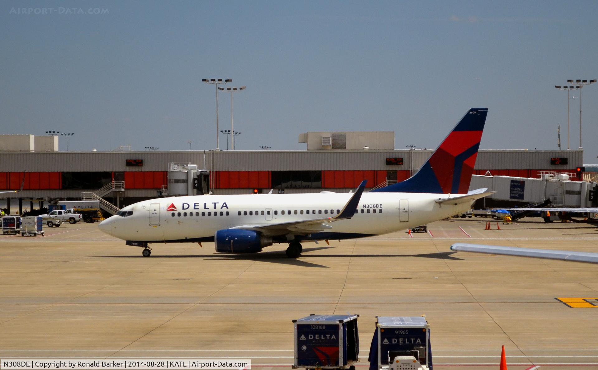 N308DE, 2009 Boeing 737-732 C/N 29656, Taxi Atlanta