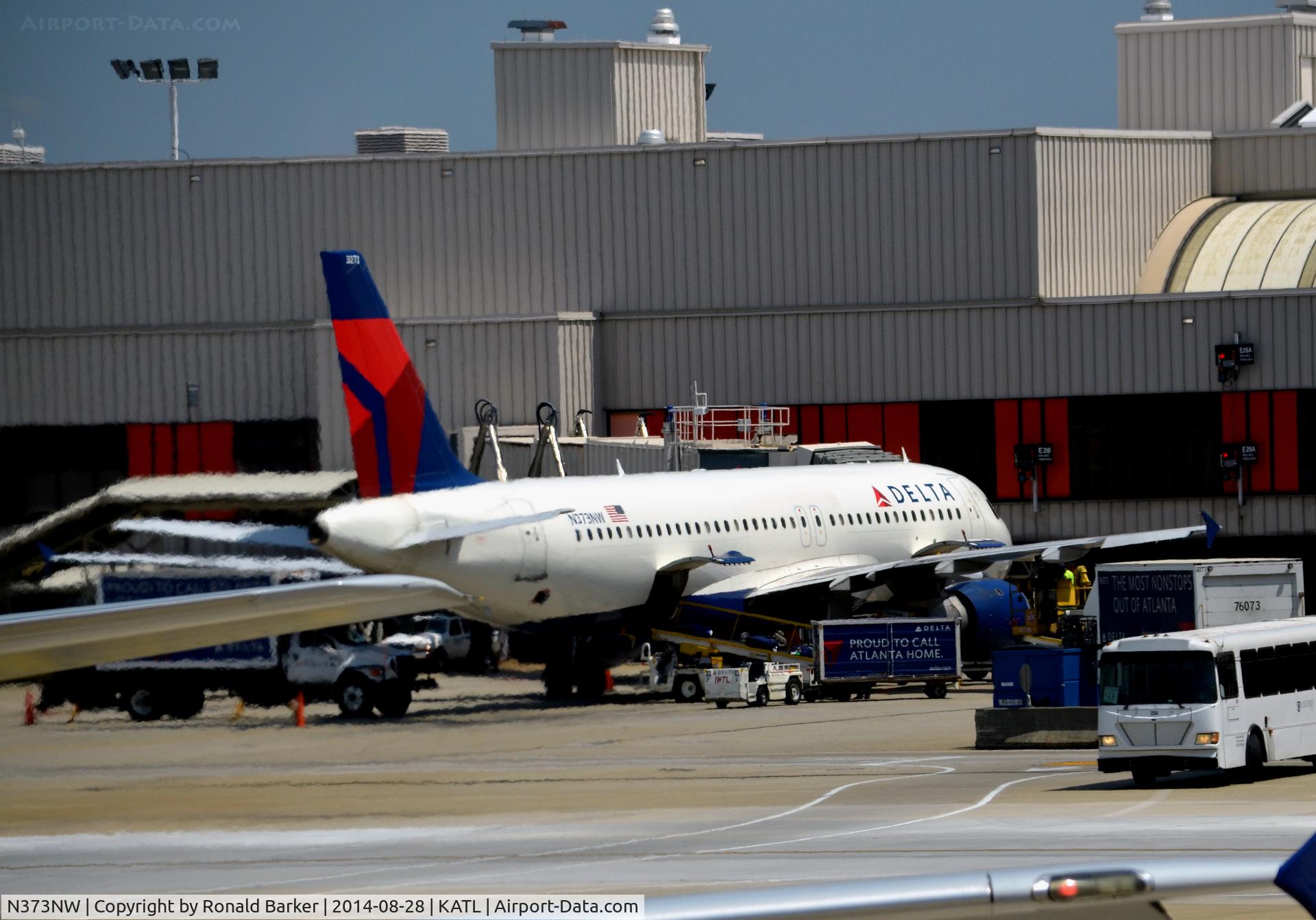 N373NW, 2001 Airbus A320-212 C/N 1641, Gate E26 Atlanta