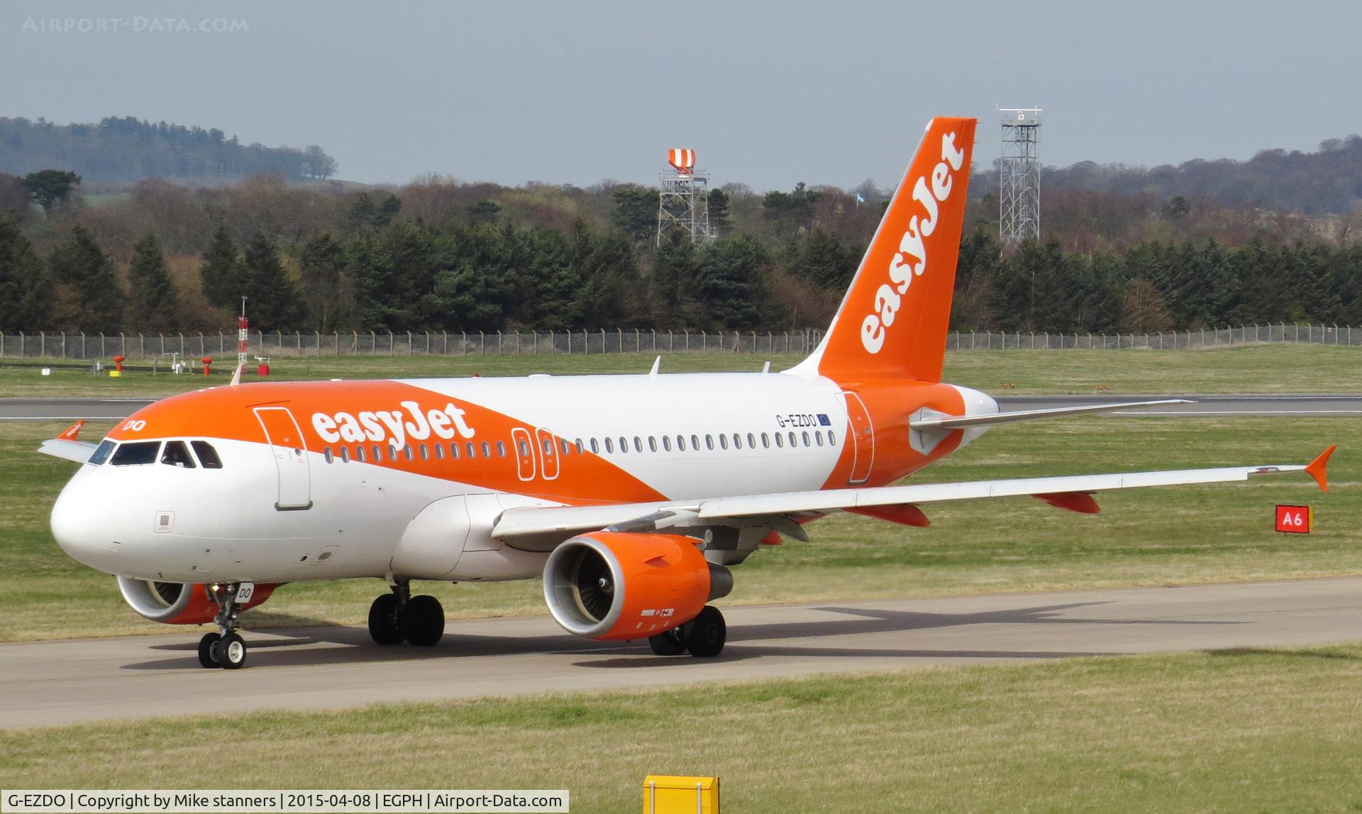 G-EZDO, 2008 Airbus A319-111 C/N 3634, Easyjet A319 In the new colour scheme taxiing to runway 06