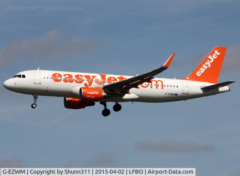 G-EZWM, 2013 Airbus A320-214 C/N 5739, Landing rwy 32L