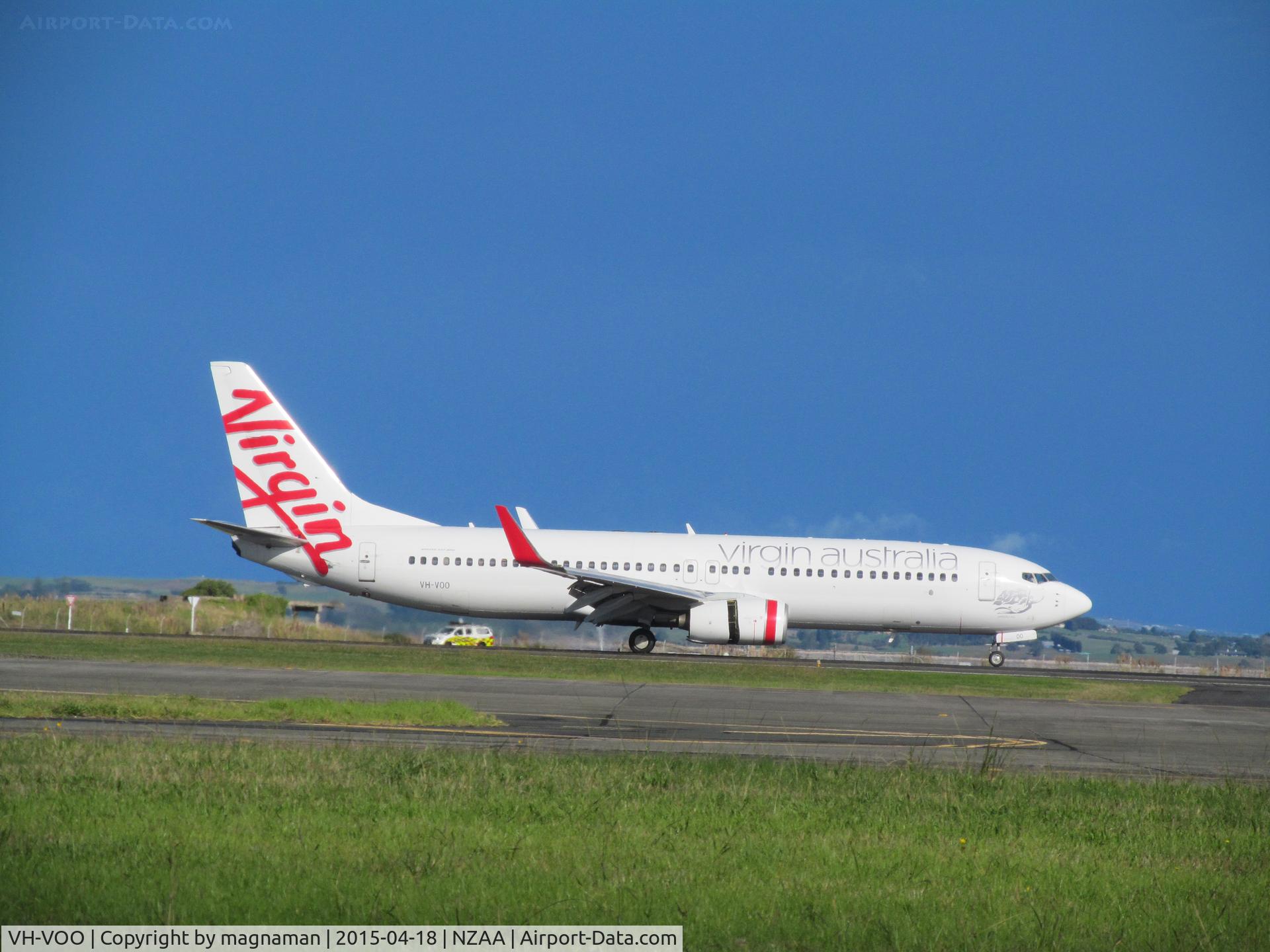 VH-VOO, 2003 Boeing 737-8FE C/N 33796, landing at second attempt