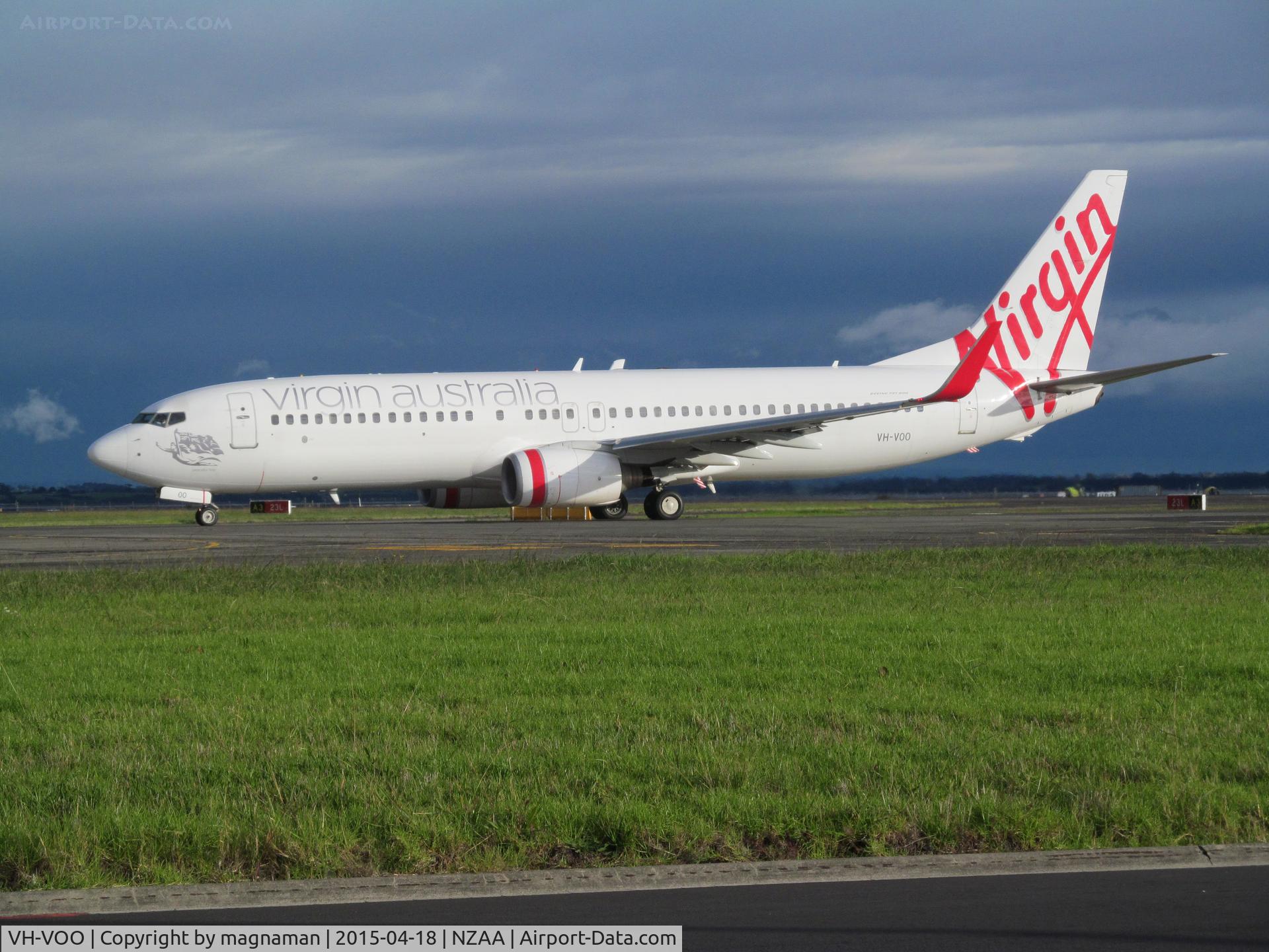 VH-VOO, 2003 Boeing 737-8FE C/N 33796, taxying for take off