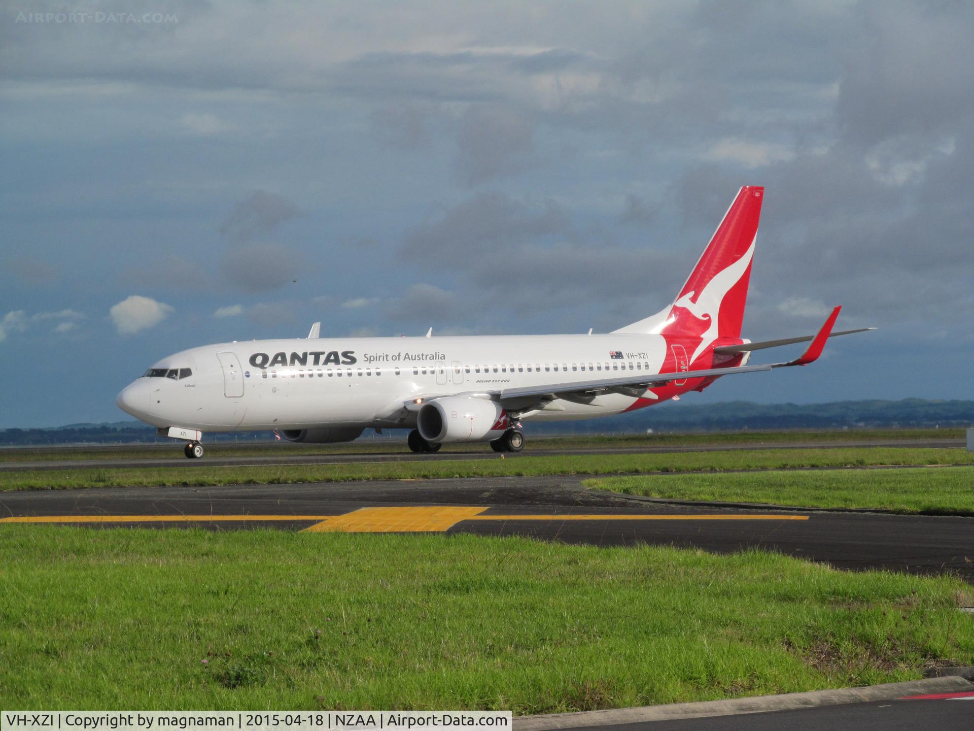 VH-XZI, 2013 Boeing 737-838 C/N 39364, on taxyway