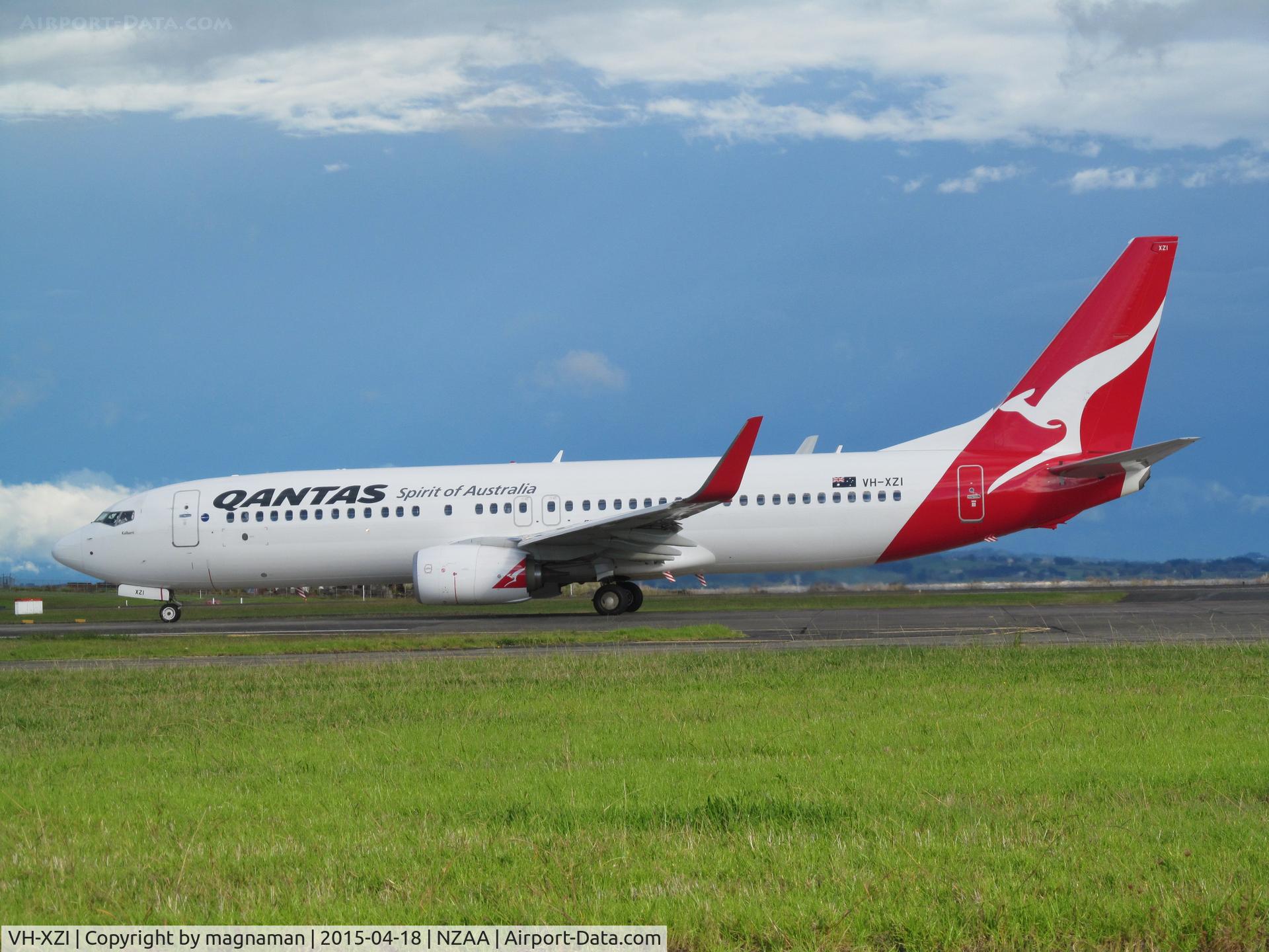 VH-XZI, 2013 Boeing 737-838 C/N 39364, on taxiway for departure