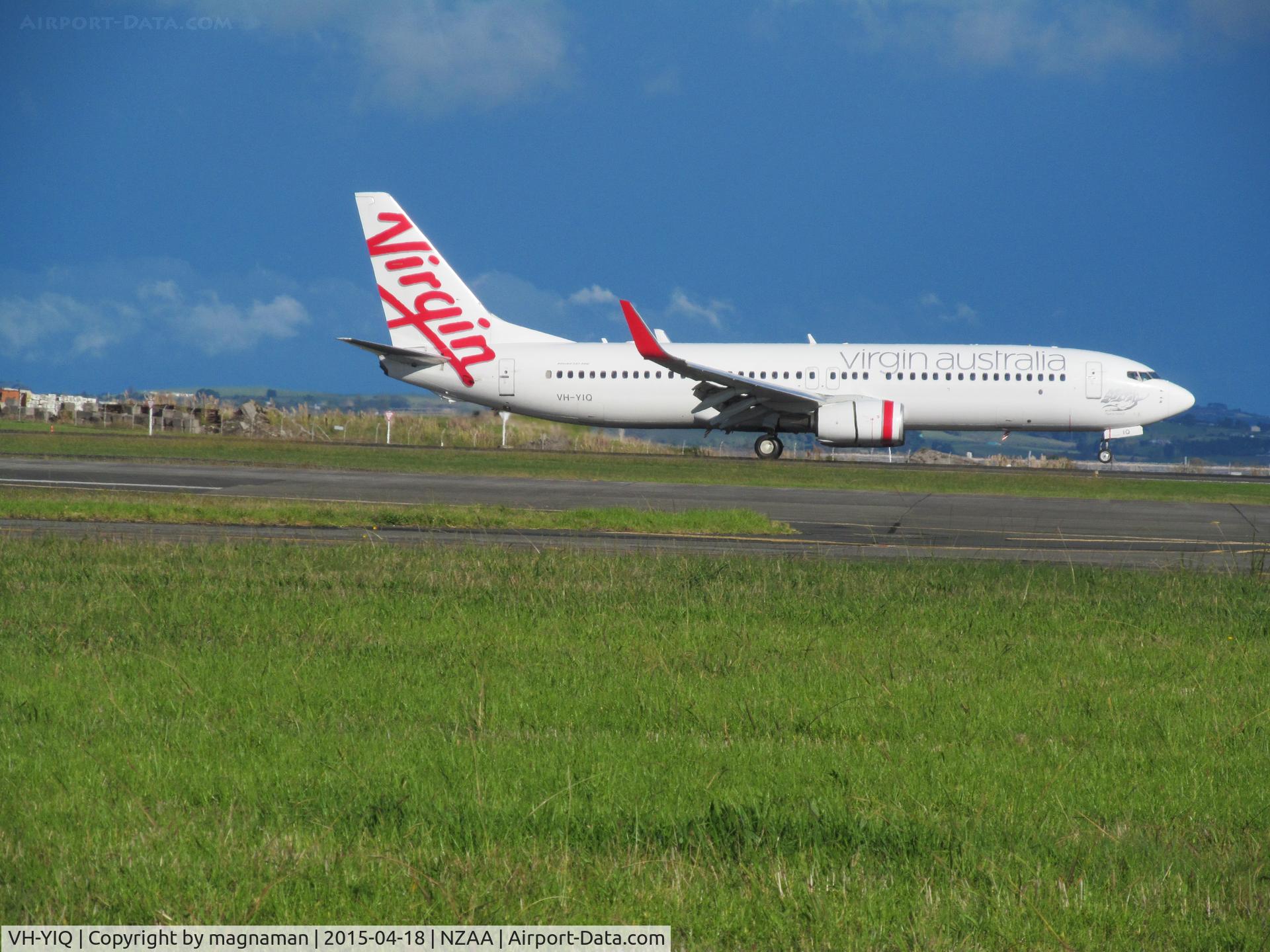 VH-YIQ, 2012 Boeing 737-8FE C/N 38715, landing at NZAA