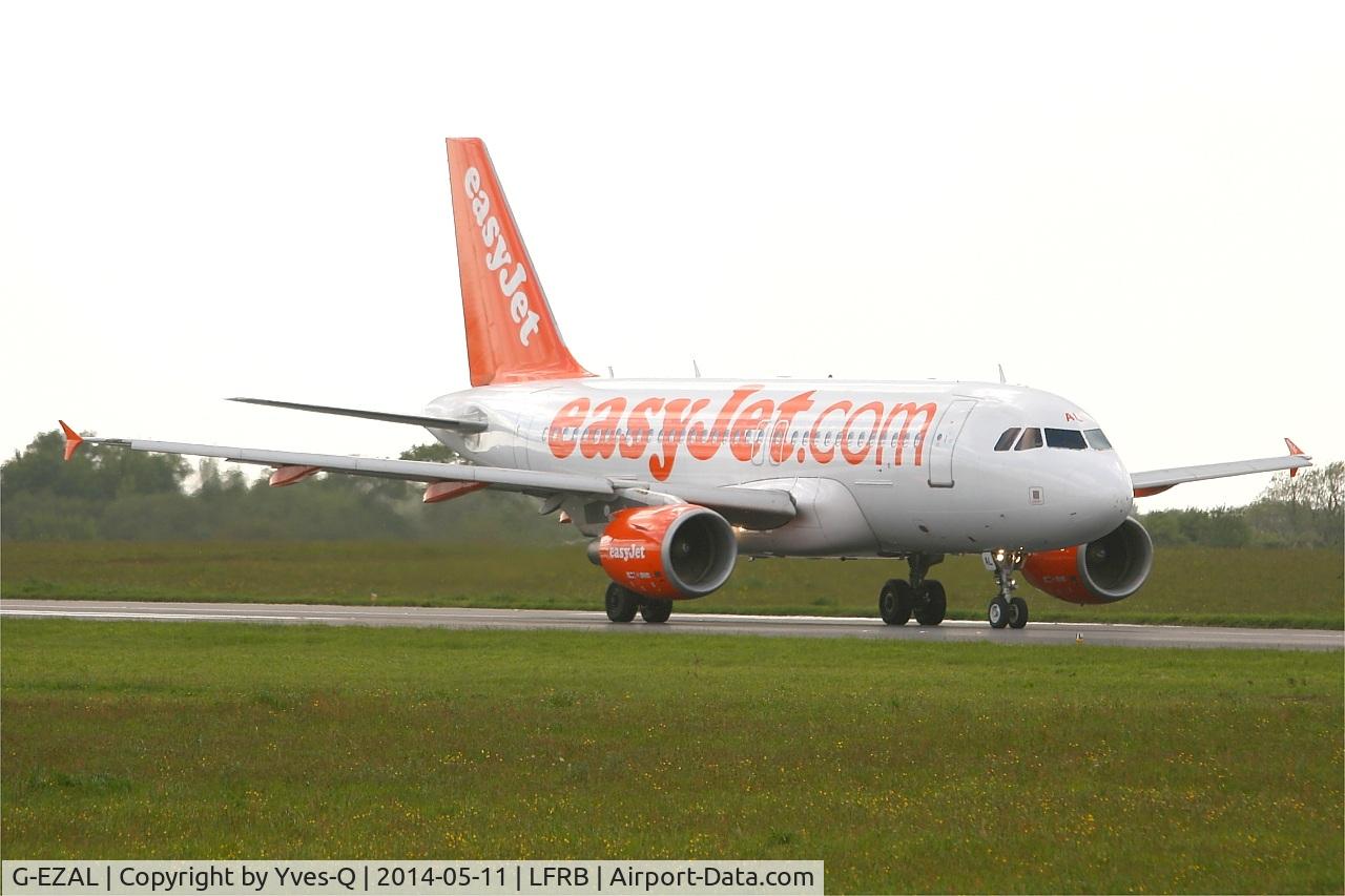 G-EZAL, 2006 Airbus A319-111 C/N 2754, Airbus A319-111, Taxiing to holding point rwy 25L, Brest-Bretagne airport (LFRB-BES)