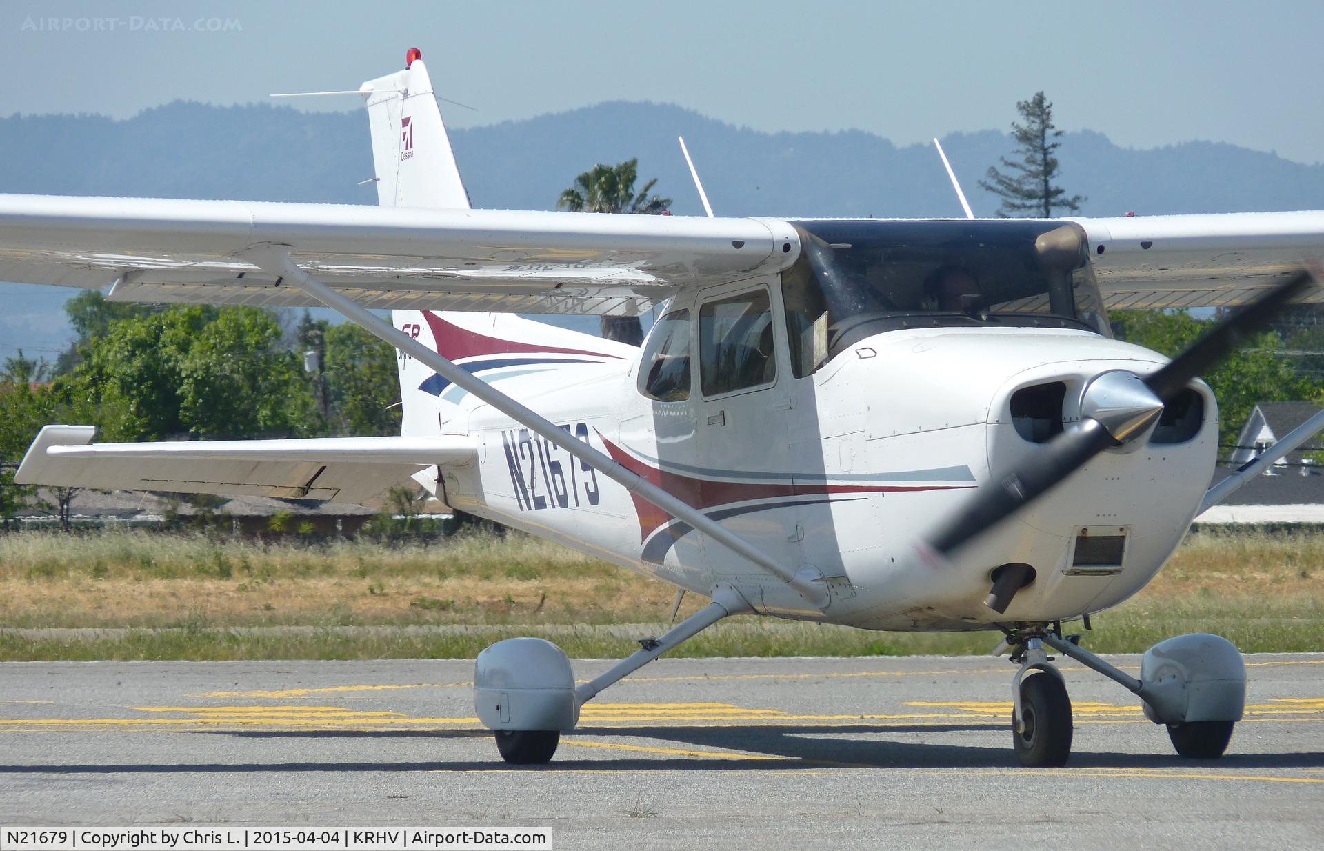 N21679, 2004 Cessna 172S C/N 172S9648, A local 2004 Cessna 172SP taxing back to Trade Winds at Reid Hillview.