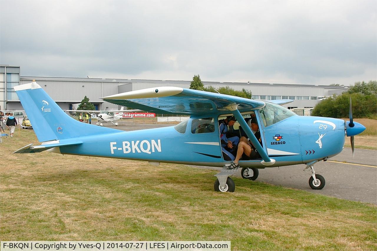 F-BKQN, Cessna 182F Skylane C/N 18254493, Cessna 182F Skylane, departure for airdropping, Guiscriff airfield (LFES) open day 2014