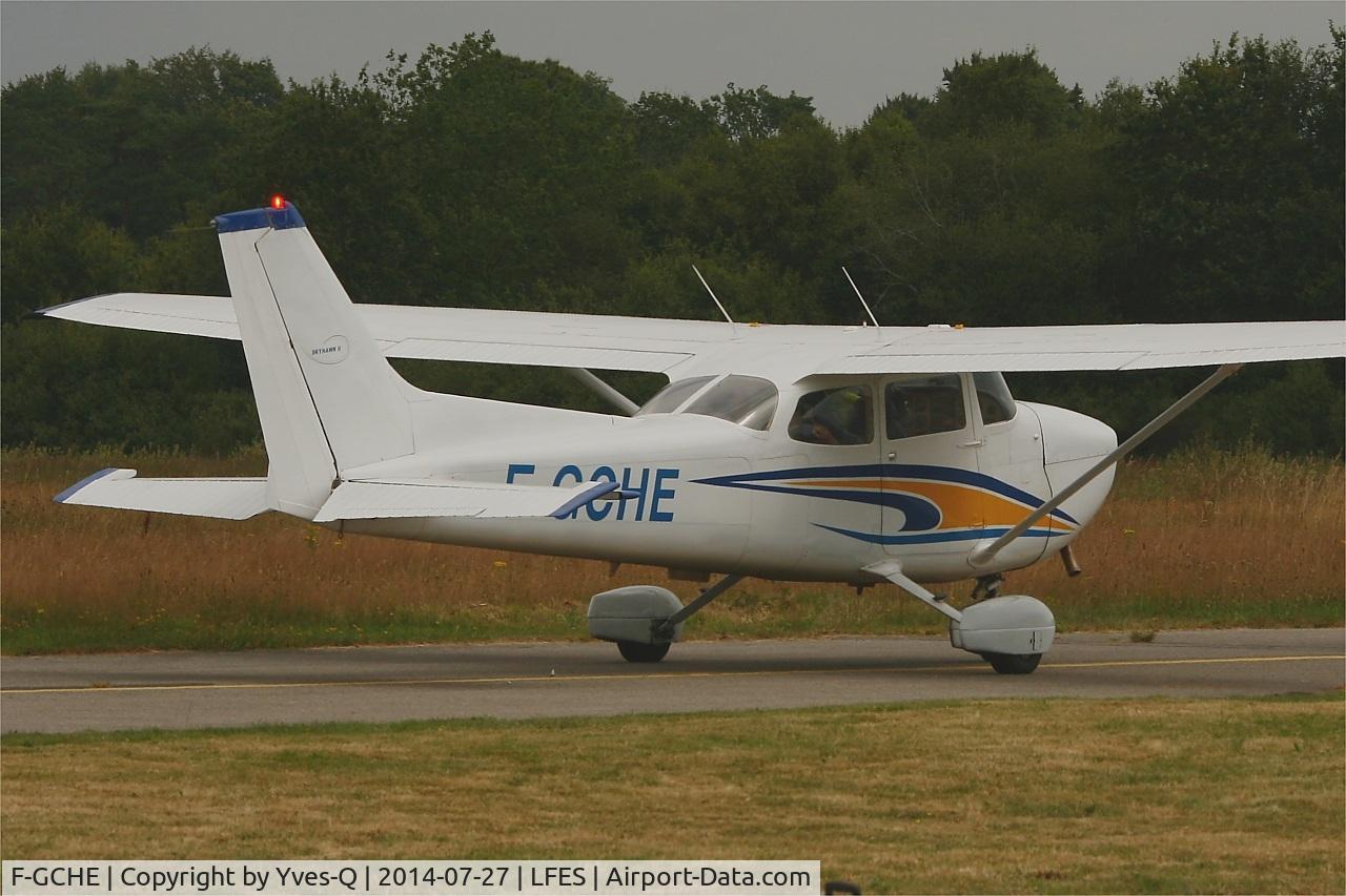 F-GCHE, Reims F172N Skyhawk C/N 1888, Reims F172N Skyhawk, Taxiing to holding point rwy 03, Guiscriff airfield (LFES) open day 2014