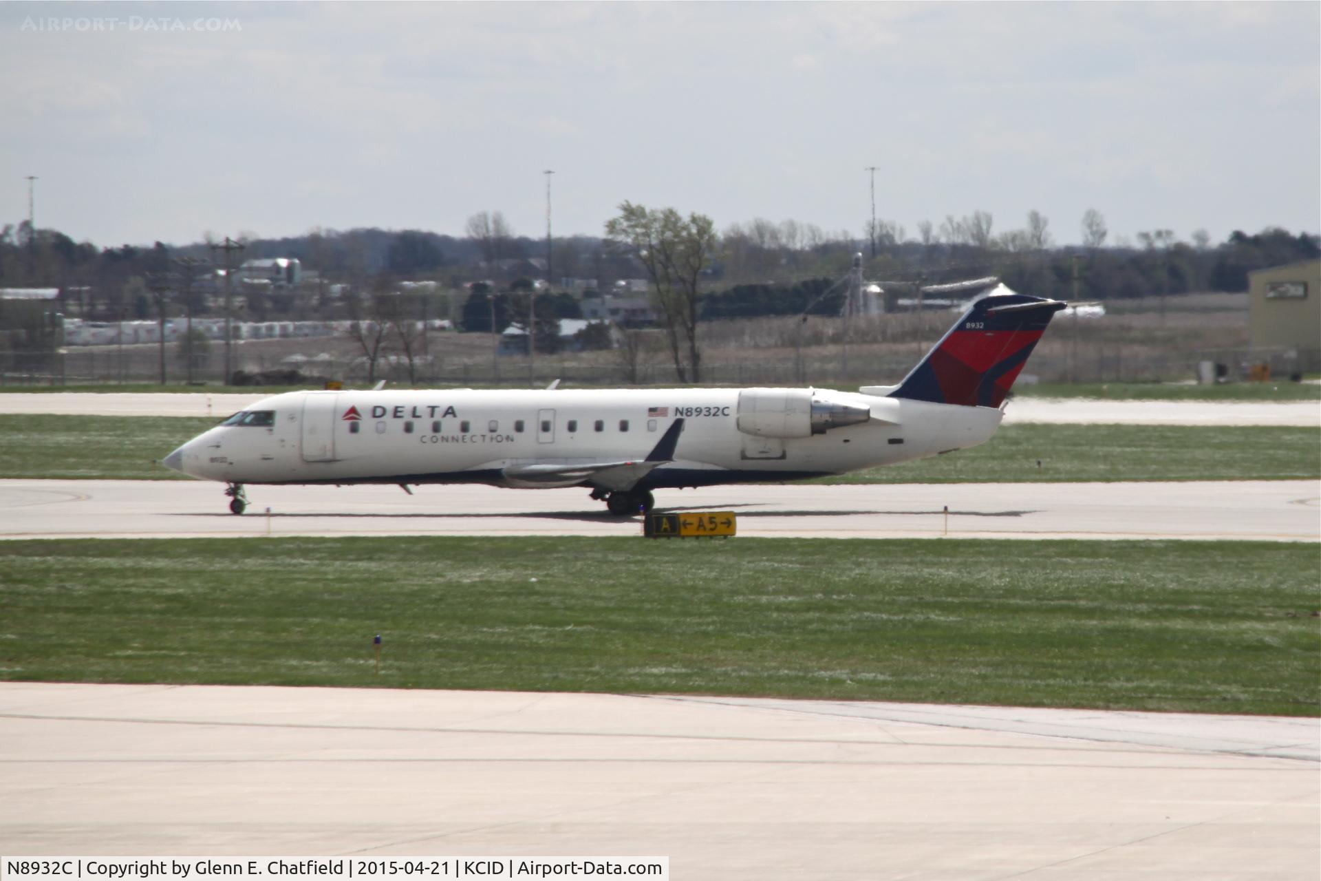 N8932C, 2004 Bombardier CRJ-200 (CL-600-2B19) C/N 7932, Taxiing to the terminal