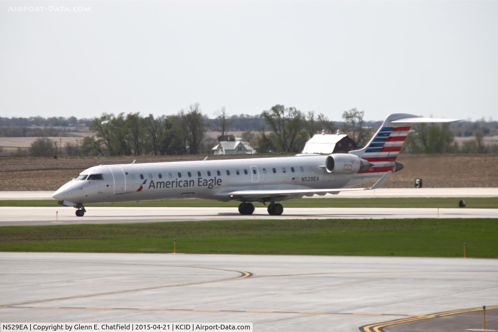 N529EA, Bombardier CRJ-702 (CL-600-2C10) Regional Jet C/N 10307, Taxiing to the terminal