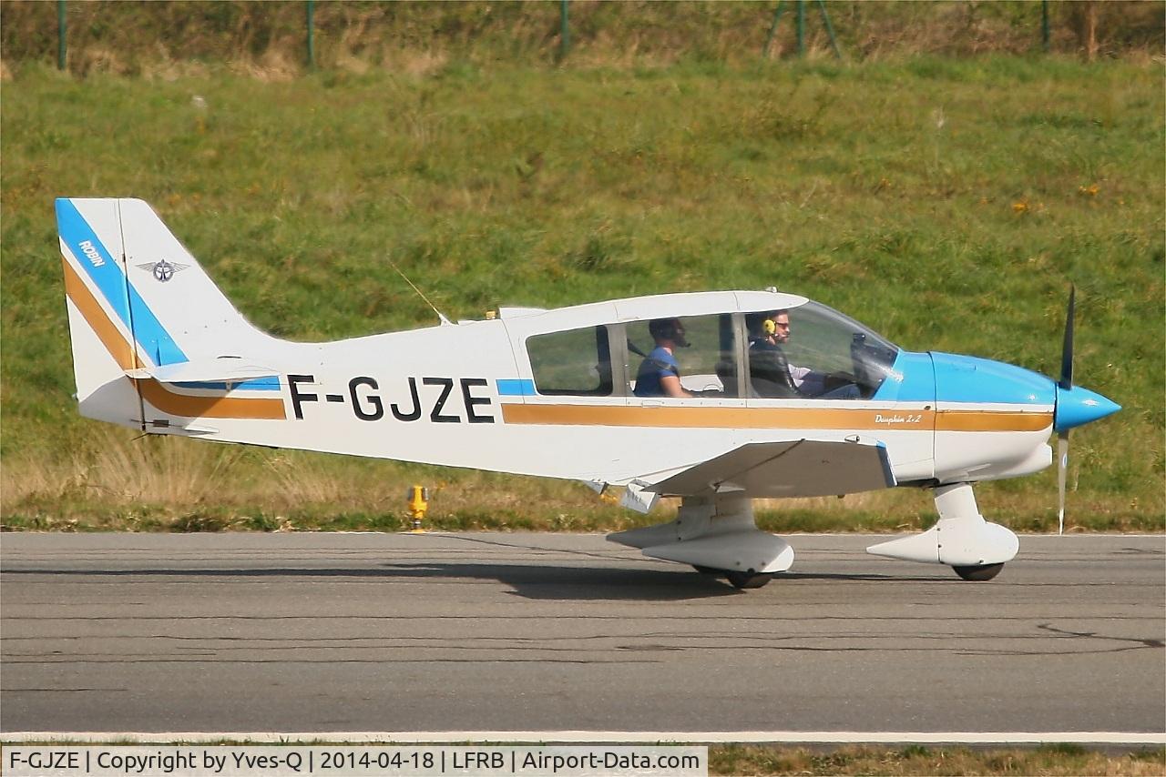 F-GJZE, Robin DR-400-120 Petit Prince C/N 2005, Robin DR-400-120, Landing rwy 07R, Brest-Bretagne airport (LFRB-BES)