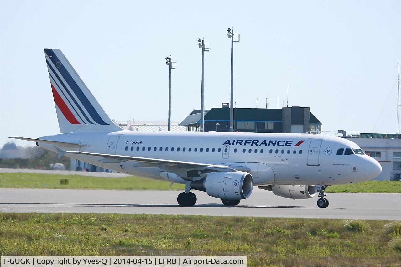 F-GUGK, 2005 Airbus A318-111 C/N 2601, Airbus A318-111, Taxiing to boarding area, Brest-Bretagne Airport (LFRB-BES)