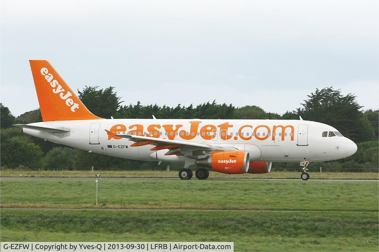 G-EZFW, 2010 Airbus A319-111 C/N 4380, Airbus A319-111, Taxiing to holding point rwy 25L, Brest-Bretagne airport (LFRB-BES)