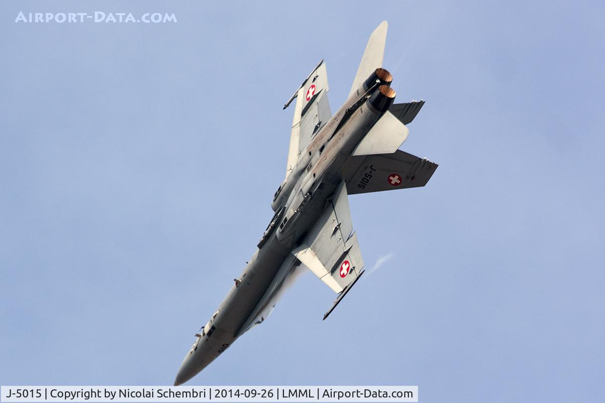 J-5015, McDonnell Douglas F/A-18C Hornet C/N 1361/SFC015, Swiss Hornet display practice